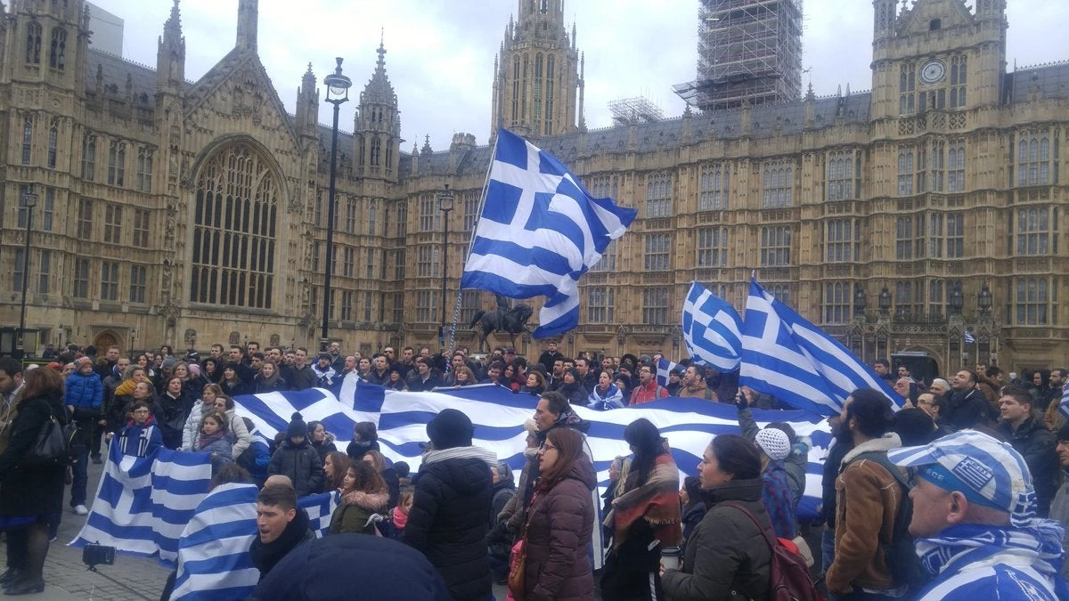 Έλληνες που μένουν στο Λονδίνο διαδήλωσαν για το Σκοπιανό (εικόνες)